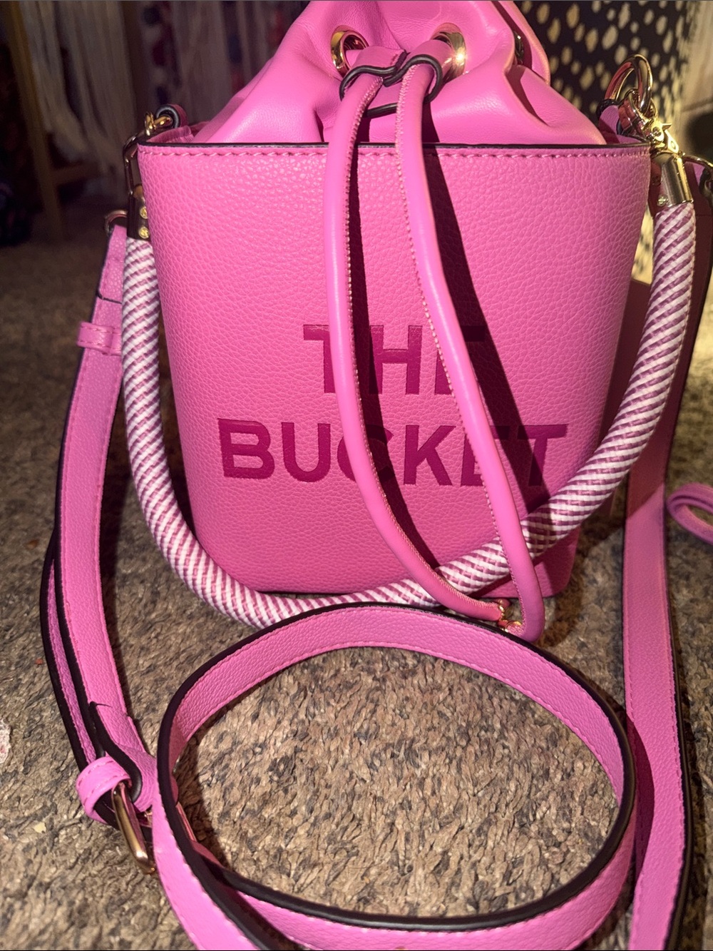 Pink 'The Bucket' medium Bucket Bag with “the wallet” and wristlet - Picture 3 of 12